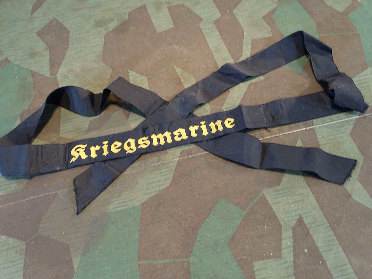 Mützenband Kriegsmarine, Baumwollausführung, farbfrisch erhalten, seitlich beschädigt