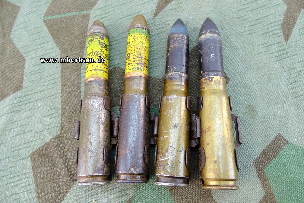 4x 2cm MG 151/20 Deko Patronen auf 4 Zerlege Gurtgliedern aufgezogen,