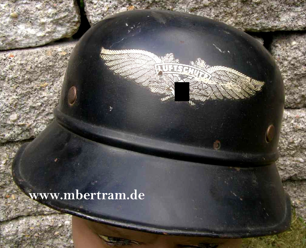 Luftschutzhelm, Gladiatorform, Originalwappen, dunkelblau