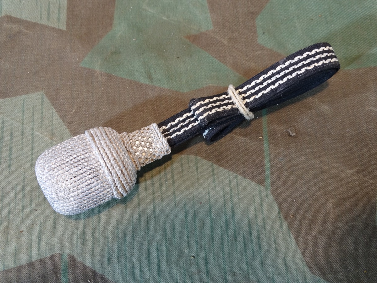 Portepee für den SS Führersäbel der Verfügungstruppe. Schwarzes Stoff Band mit 3 silbernen Durchzügen, fast neuwertiges Stück