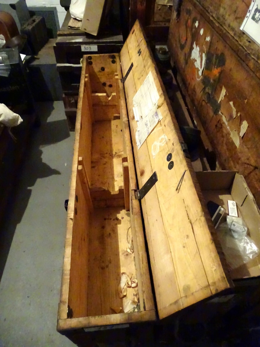 Waffenkiste für MG 30 (t) aus stabilem Holz mit Einteilungen, Zustand 3