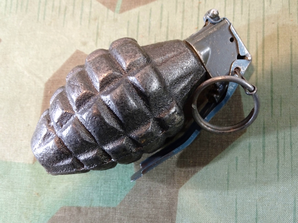 Gerippte Deko Eier Handgranate ( Annanas ) mit blauem Bügel (üb)  Gerippte Deko Eier Handgranate ( Annanas ) mit blauem Bügel (üb)