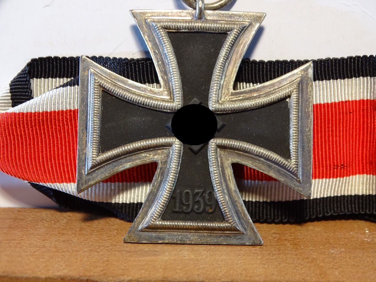 Eisernes Kreuz 2. Klasse 1939 mit Band, Herstellermarke 24, sehr schöne Erhaltung