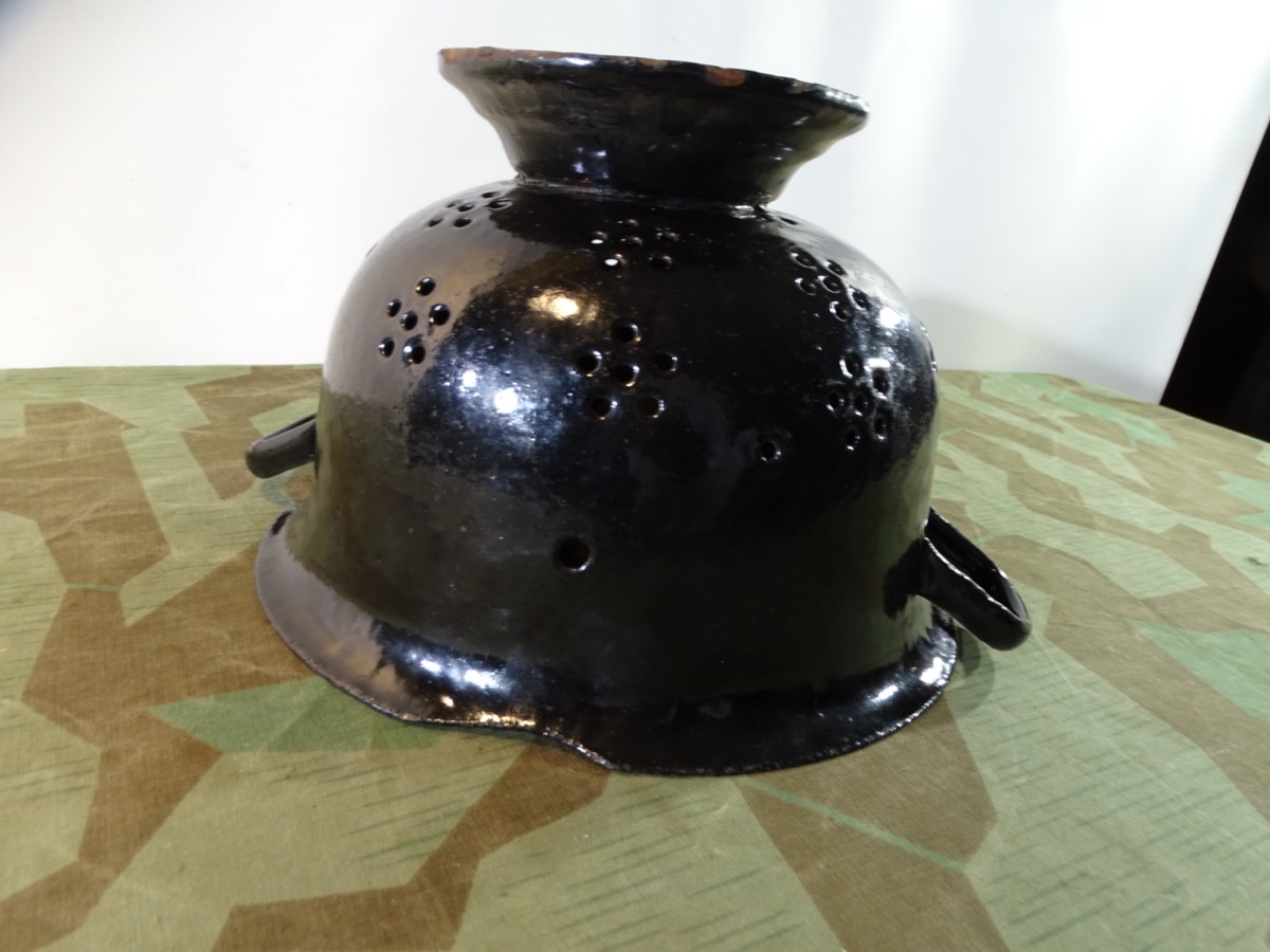 Emaillierte Seihe /Sieb  aus Wehrmachts Stahlhelm des 2. WK geprägt. , Schwerter zu Pflugscharen