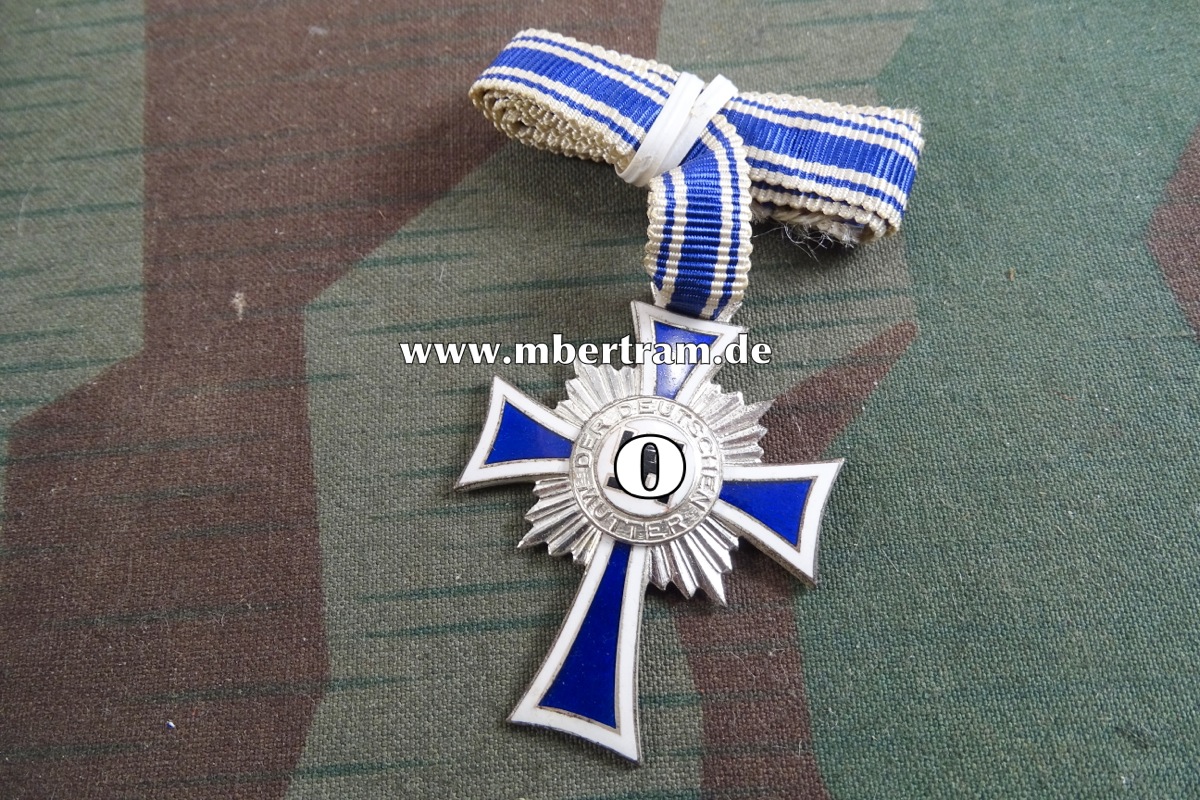 Ehrenkreuz der deutschen Mutter in Silber, an langem Halsband