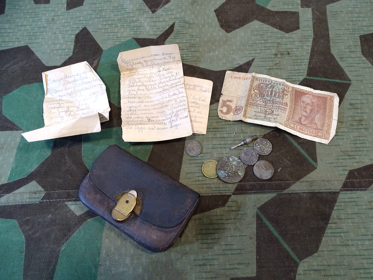 Portmonai 40er Jahre mit Münzen , Geldschein und Zettel aus Soldatennachlass. 