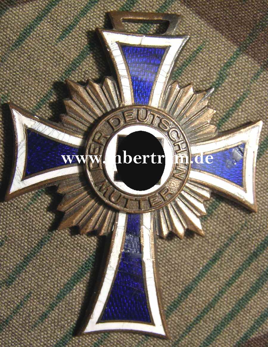 Mutterkreuz Bronze, ohne Band, reparierter Emaillschaden.