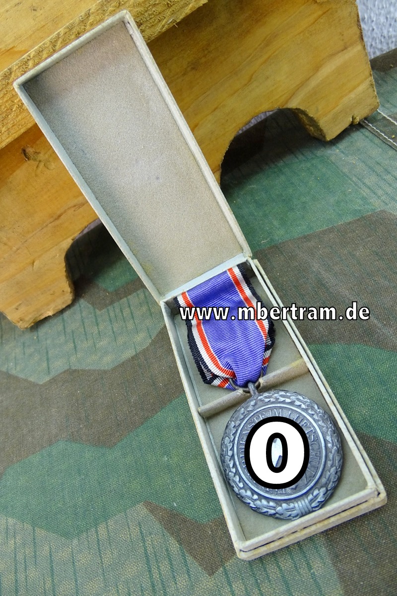 Luftschutz-Ehrenzeichen 2. Stufe, Feinzink, versilbert  im Verleihungsetui