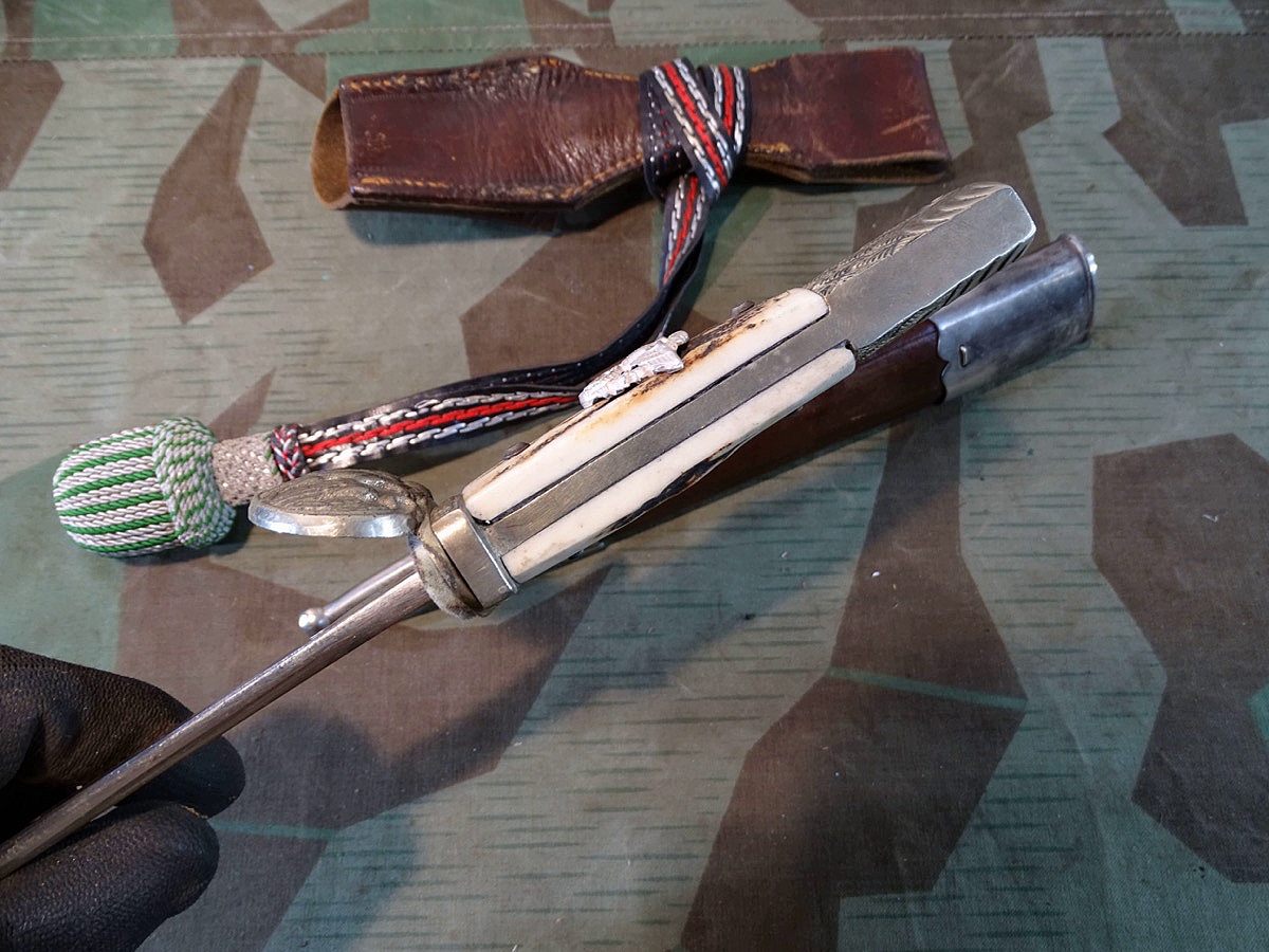 Polizei Extra Seitengewehr mit Klingenätzung Polizeischule Bonn 1937/38, Koppelschuh und Portepee. Polizei Extra Seitengewehr mit Klingenätzung Polizeischule Bonn 1937/38, Koppelschuh und Portepee.