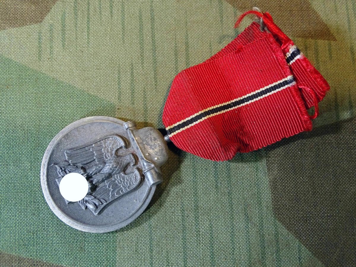 Medaille Winterschlacht im Osten 1941/42 mit Band, Ostmedaille, Hersteller 6 ? 8? 5? 15?