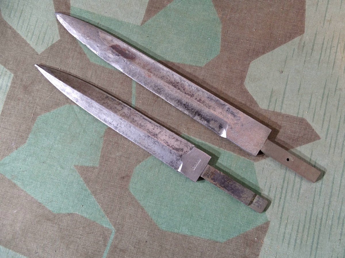 2 Klingen  Für Dolch /  Grabendolch und KS 98 Ausgeh Bajonett 2. Weltkrieg. Rohlinge oder Fundstücke. Bastlerstücke.  2 Klingen  Für Dolch /  Grabendolch und KS 98 Ausgeh Bajonett 2. Weltkrieg. Rohlinge oder Fundstücke. Bastlerstücke.