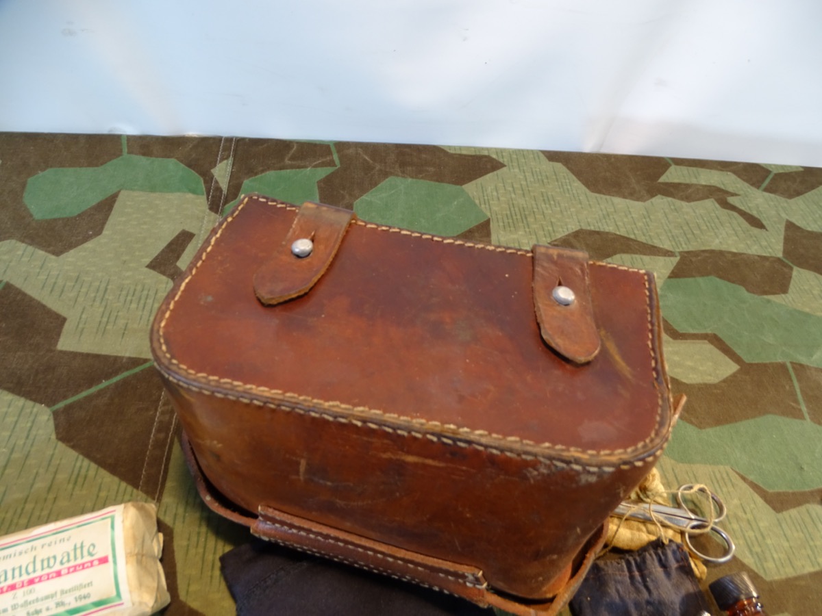 Luftschutz Sanitätstasche mit Befüllung, getragenes Original, Hst.: Gebr. Reinhardt, Melsungen 1939 Luftschutz Sanitätstasche mit Befüllung, getragenes Original, Hst.: Gebr. Reinhardt, Melsungen 1939