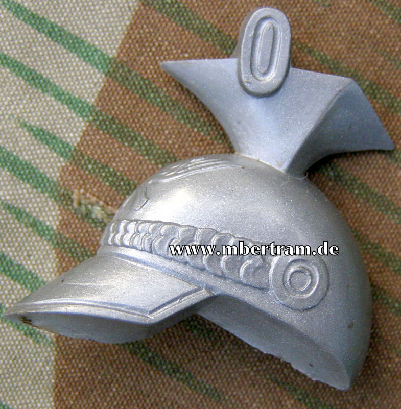 WHW, "Ulanenhelm", 1940/41 Kunststoffabzeichen mit Nadel