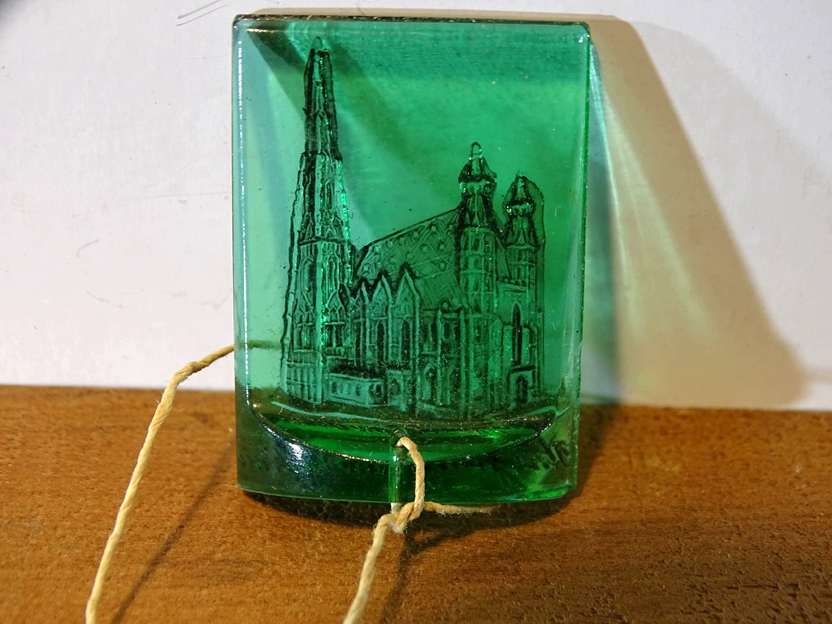 WHW-  September 1942, Stephansdom Wien, Serie "DEUTSCHE BAUDENKMÄLER", Glasabzeichen