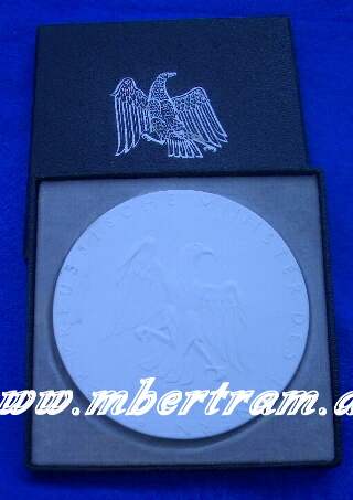 Porzellanmedaille Freiherr vom Stein, in Verleihungsschatulle.
