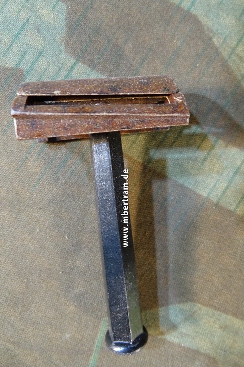 Wehrmacht Nassrasierer aus braunem Bakelit
