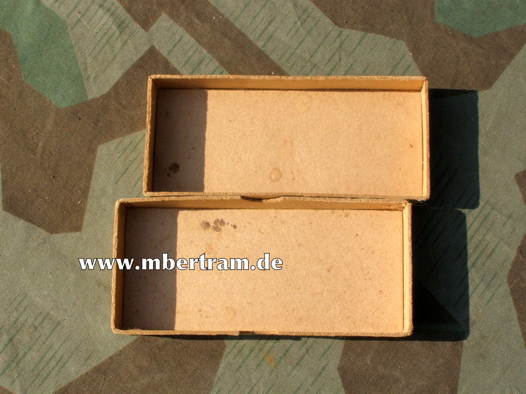 Alte Zigarettenschachtel mit Steuerbanderole, 1930er Jahre.