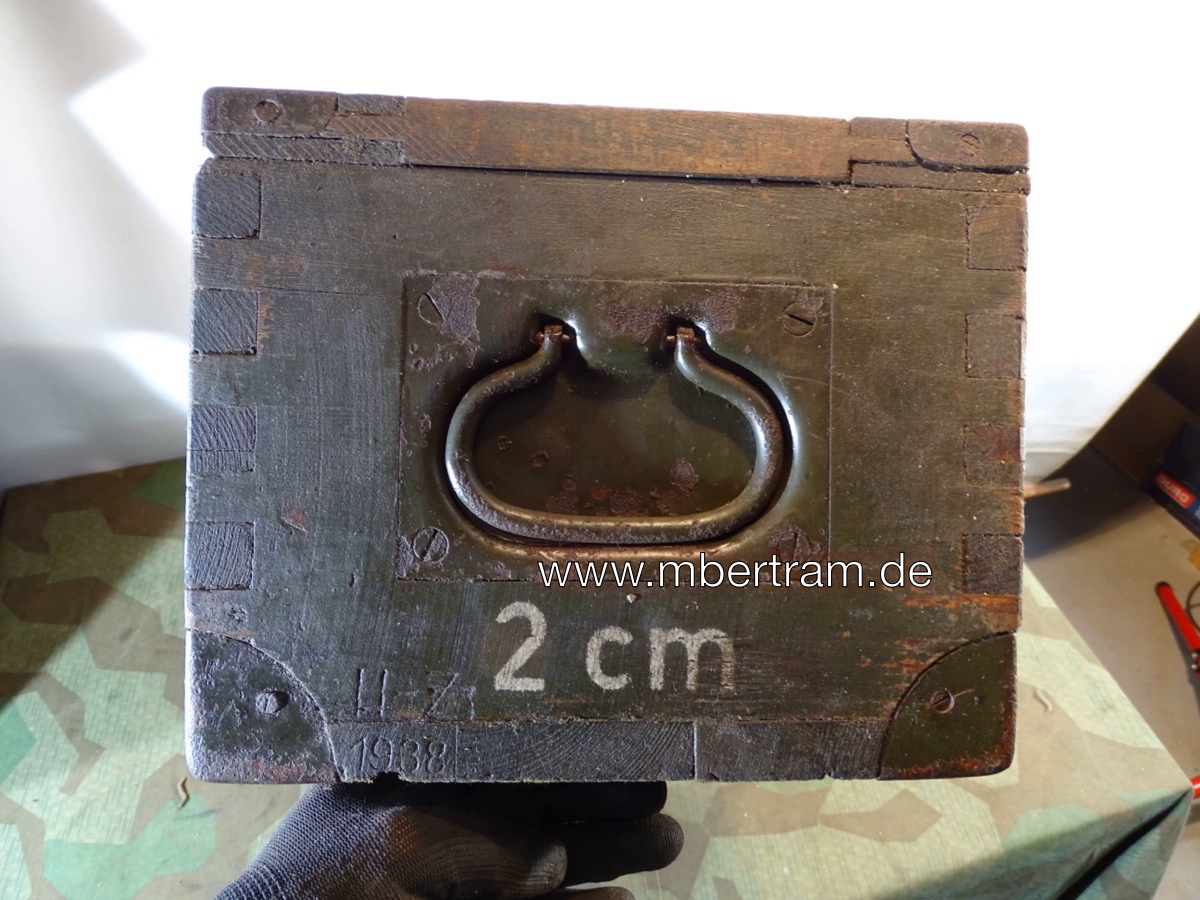20768-19 Frühe Holz Munitionskiste für 100 Stück 2 cm Spr. Gr. Patr. Flakmunition, mit Inhalt