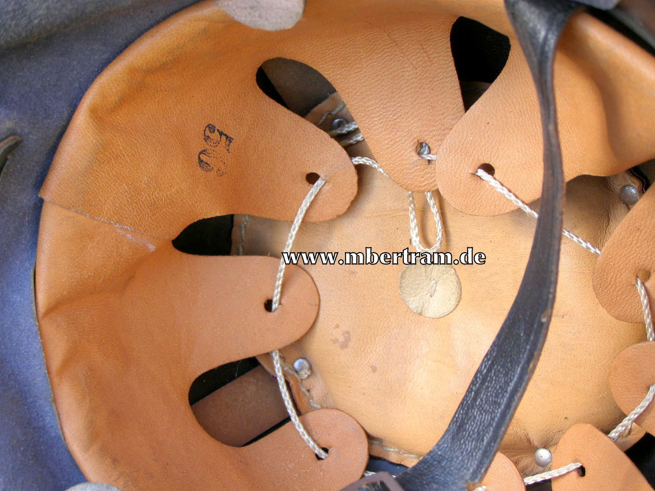 Original Feuerlöschpolizei Stahlhelm, erneuerte Abzeichen