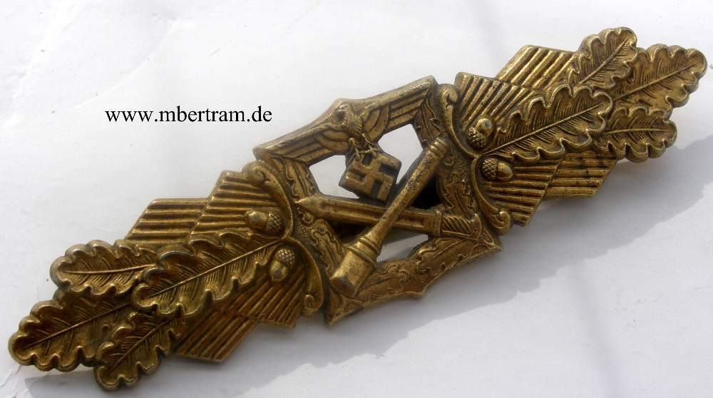Nahkampfspange in Gold Feinzink vergoldet, Hst.: "F &amp; B L"