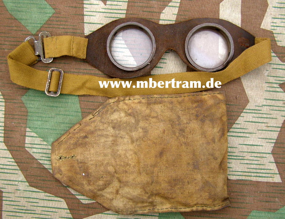 WH Kradmelder Brille, Ledereinfassung, Etui. Hst. u Jahr 1944.