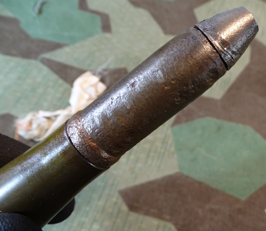 Deko-Patrone 2 cm Flak 38, lackierte Stahlhülse, Eisenzünder, Ladungssäckchen
