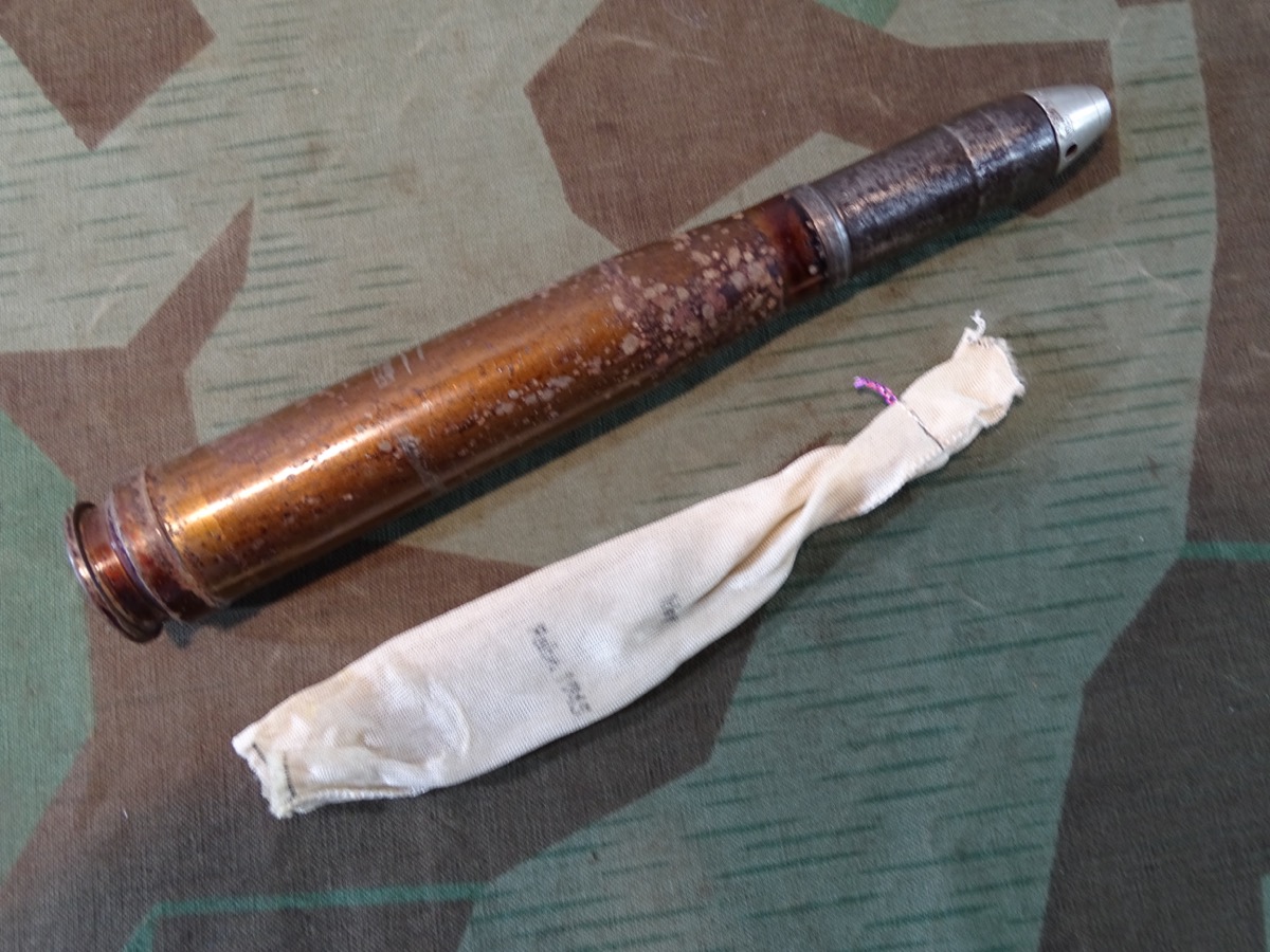 2 cm Deko Flakgranate mit lackierter Stahlhülse, Aluzünder, Ladungs Säckchen
