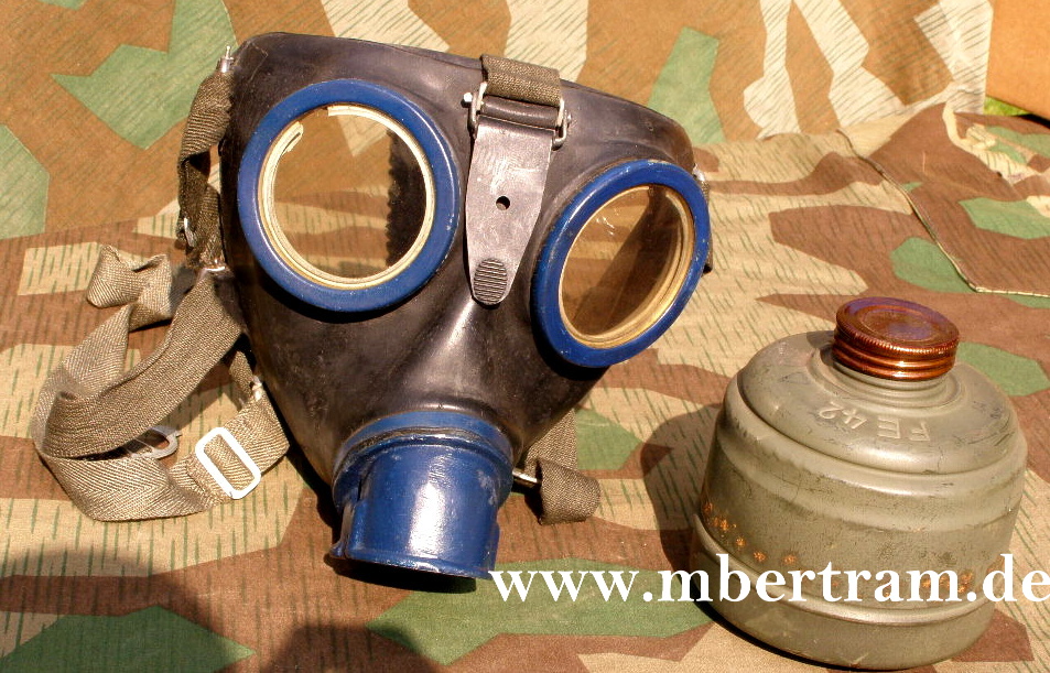 WH, schwarze Gasmaske v.1944, blaues Metall. Filter "FE 42"