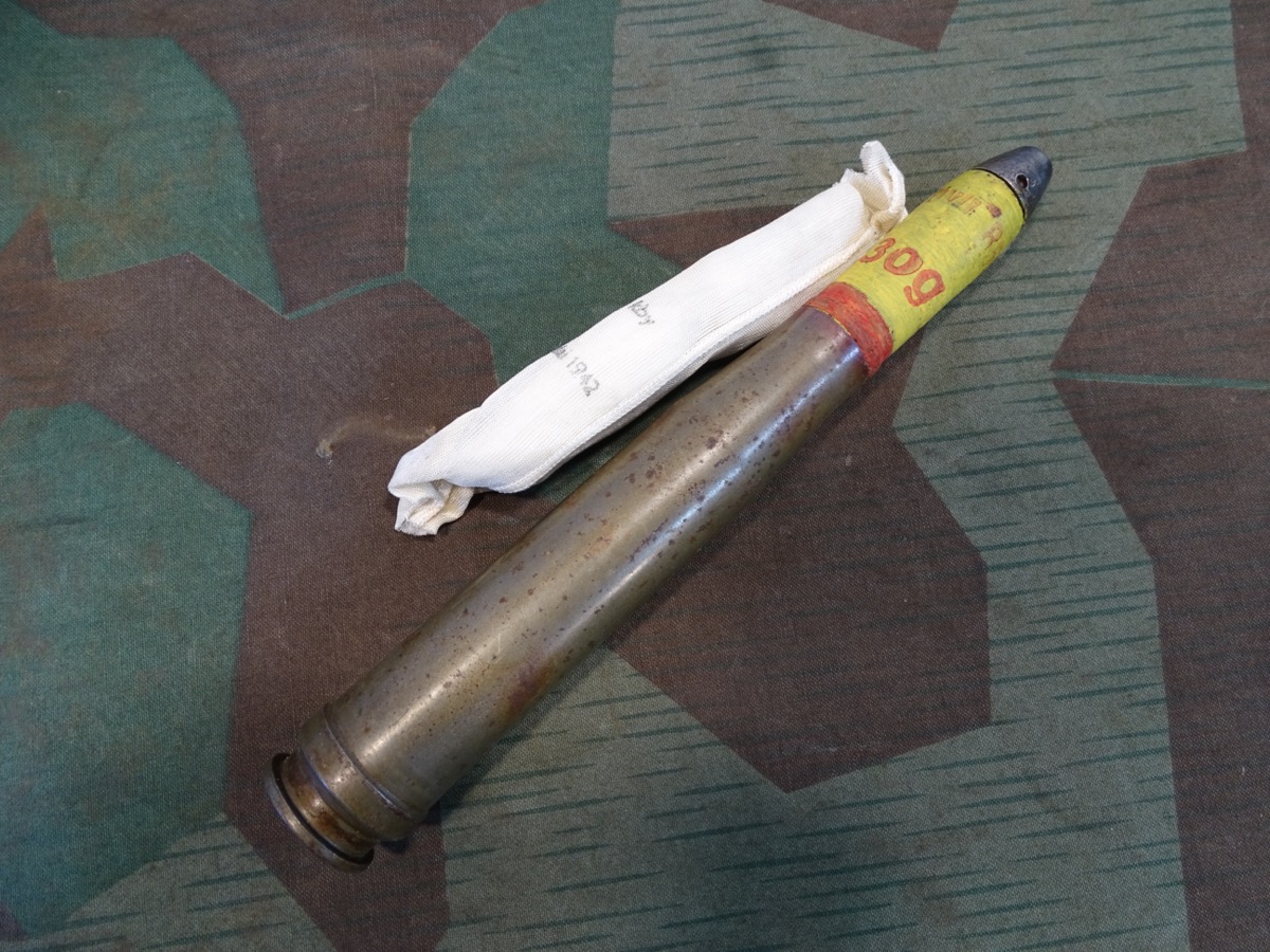 Deko-Patrone 2 cm Flak 38, Stahlhülse, Zünder, Ladungssäckchen 