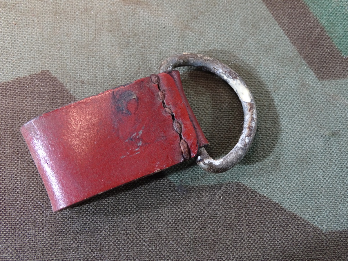 Lasche mit D -Ring zum Befestigen der Seitenwaffe / Degen / Dolch am Unterschnallkoppel 1. / 2. Weltkrieg