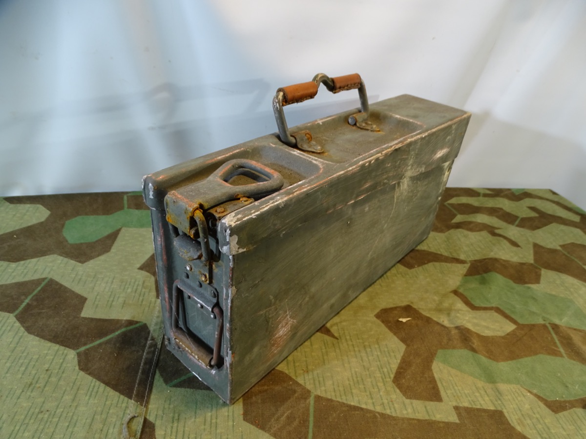 MG 34/42 Patronenkasten 34,  Aluminium, feldgrau, gestempelt bdn 40