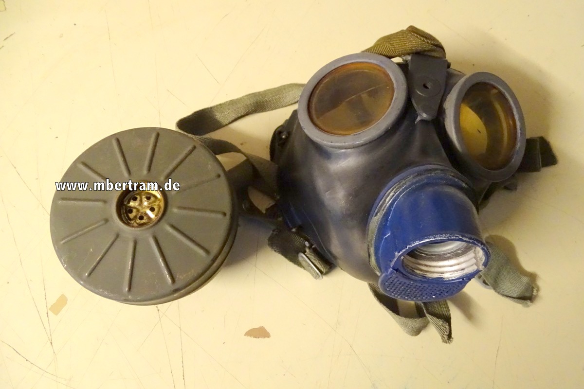 WH, schwarze Gasmaske v.1944, mit gebrauchtem Filter FE 41, Augenringe feldgrau, Mundventil blau