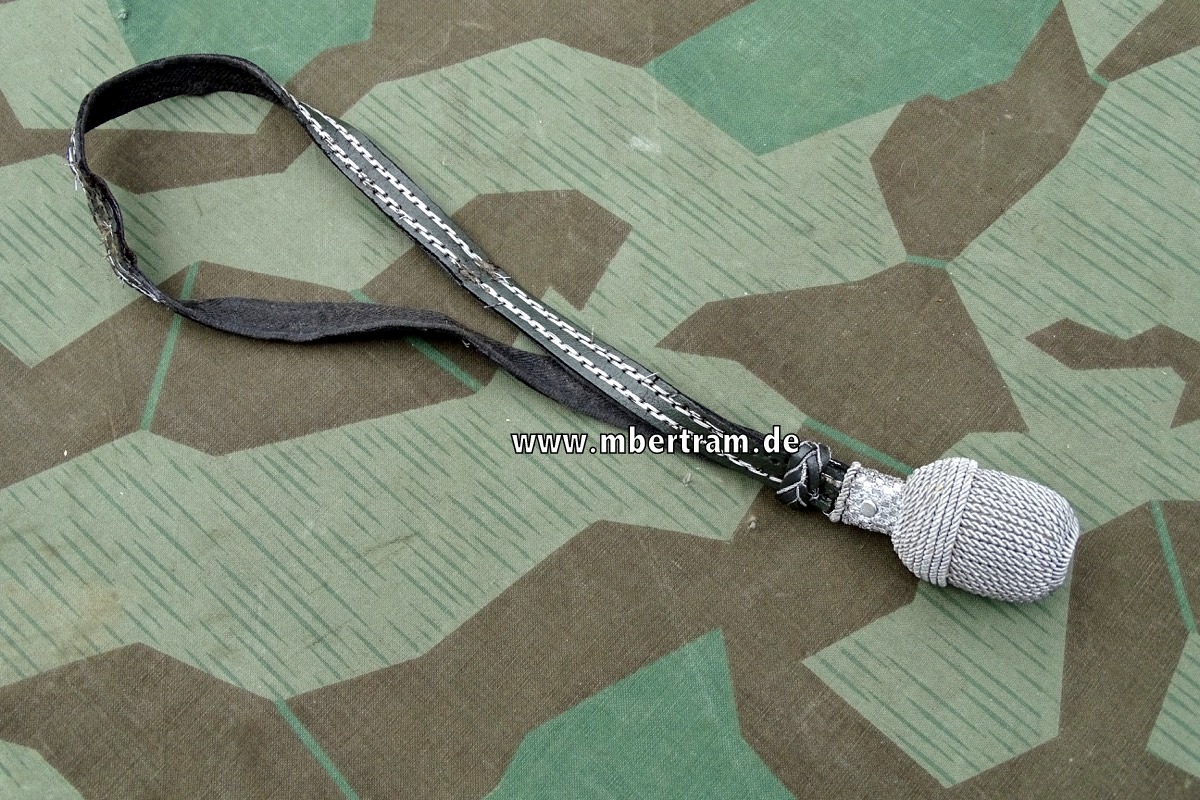 Wehrmacht Heer (WH) Offiziersportepee. Feldgrauer Lederriemen mit silbernen Durchzügen, Eichel silbe