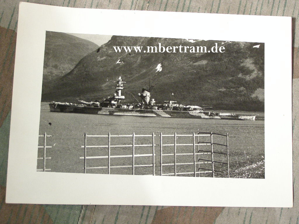 Schwerer Kreuzer mit Tarnanstrich in Fjordlanschaft. 13x20