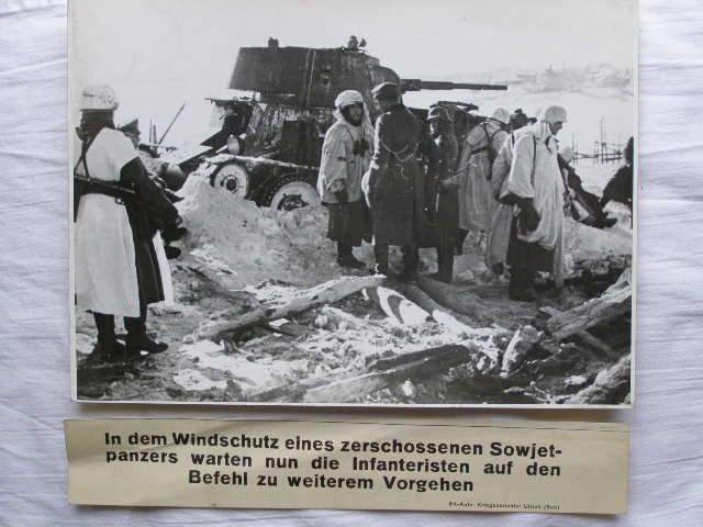 Dt. Inf., Schneetarnhemden, MP 40 ,abgesch. Sowjetpanzer