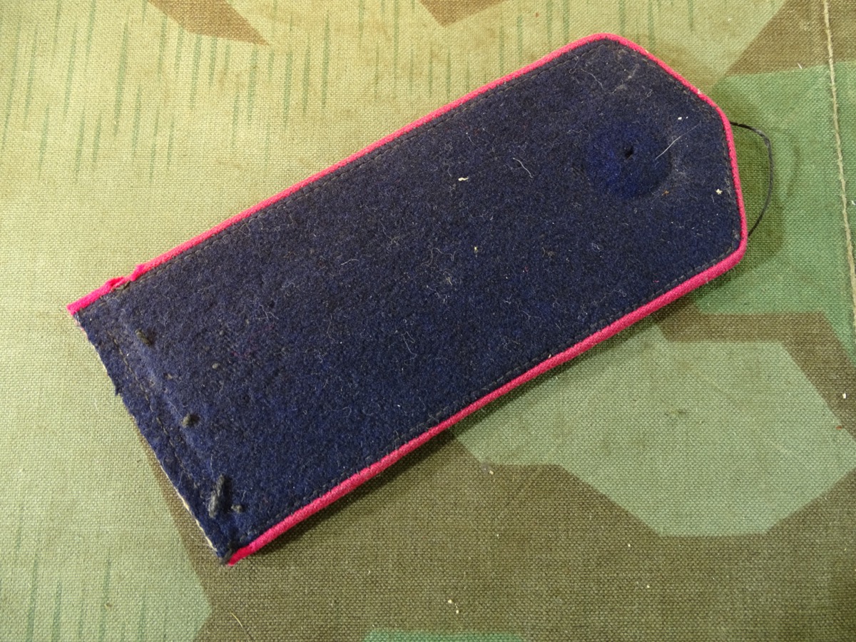 Schulterklappe aus der Zeit des 1. Weltkriegs, dunkelblauer Grund, karmesinrote Bise , wohl Feuerwehr