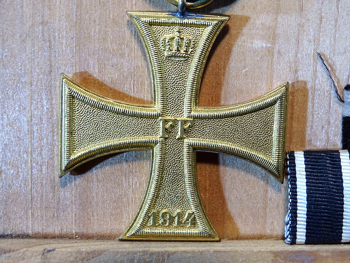 Zusammengehöriges Ordensset aus einem Nachlass: EK 2 1914, Kriegsverdienstkreuz Mecklenburg. Mit Bandspange. Zusammengehöriges Ordensset aus einem Nachlass: EK 2 1914, Kriegsverdienstkreuz Mecklenburg. Mit Bandspange.