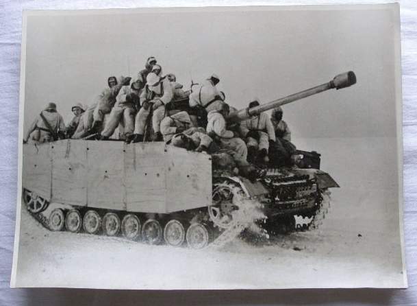 Pressefoto: Panzerwaffe, Grenadiere auf Sturmgeschütz