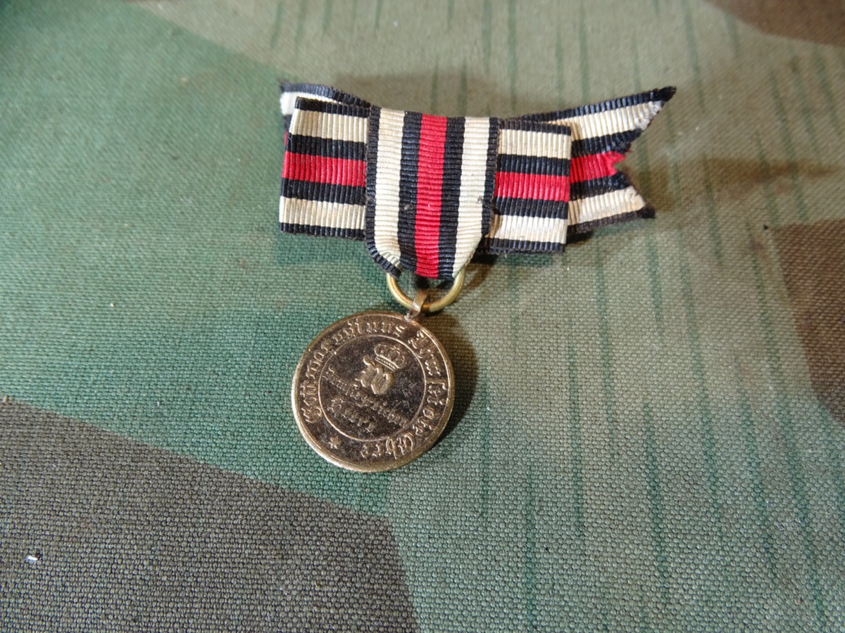 19mm Miniatur Kriegsdenkmünze 1870/71, Buntmetall mit Bandschleife