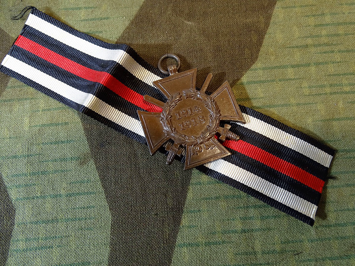 Ehrenkreuz für Frontkämpfer 1914/ 1918 mit Schwertern. R.V. 24 Pforzheim