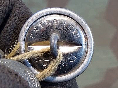 17 Uniformknöpfe Wehrmacht, feldgrau, getragen, hohl, gekörnt, 20 mm, Gebr. W.C.Extra Fein. 
