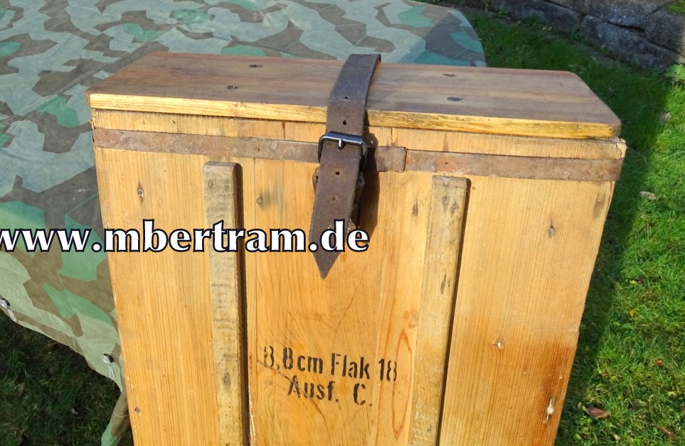 14698-3 Wehrmacht, späte Packkiste für 3 Stck 8,8cm Flak 18 Granaten, 1944/45, ca. 16 Kg, mit 3 Hülsen