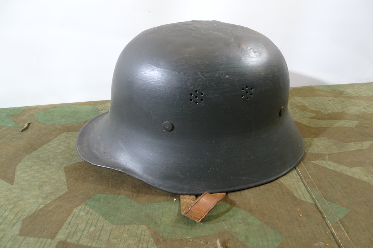 Feldgrauer Stahlhelm, Volkssturm, Luftschutz oder ähnliches.