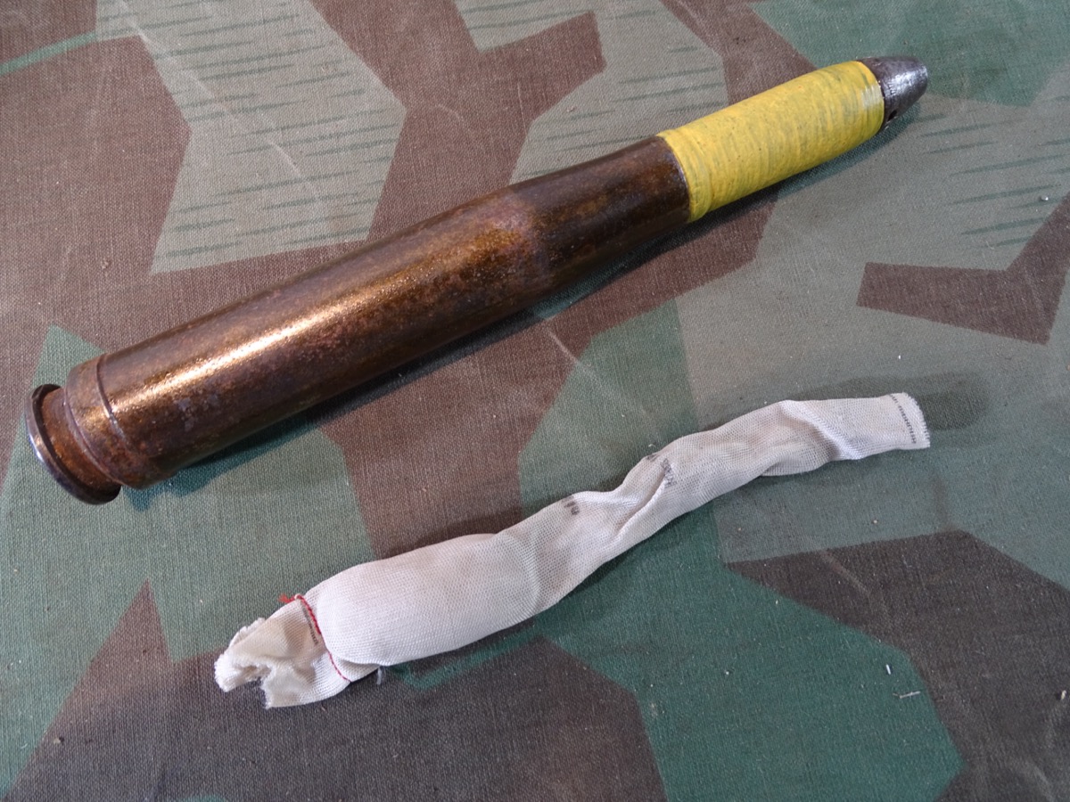 Deko-Patrone 2 cm Flak 38, Stahlhülse, Zünder, Ladungssäckchen  Deko-Patrone 2 cm Flak 38, Stahlhülse, Zünder, Ladungssäckchen