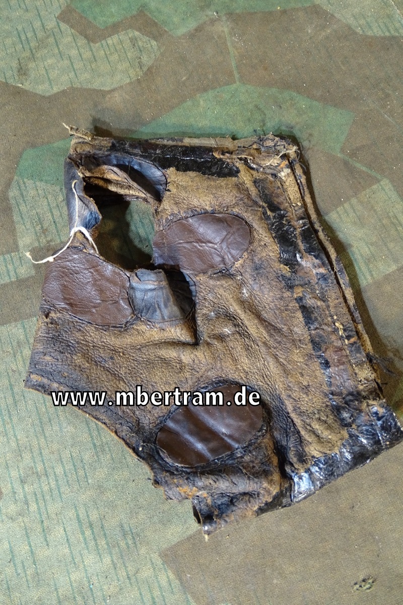 Leder von einer 1. Weltkriegs Gasmaske. Ohne Augenringe, Ventil, Riemen