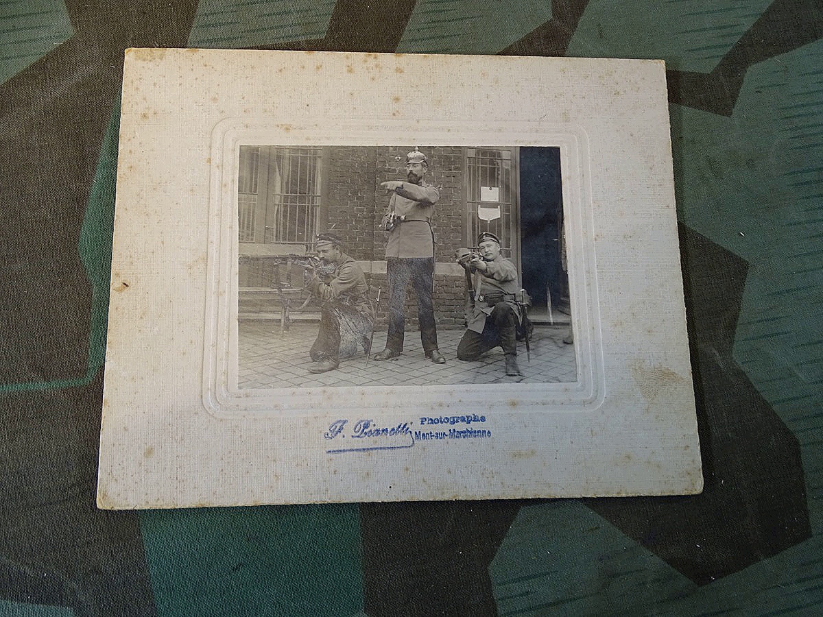 frühe Fotografie um 1890 mit Gewehren 88 und Seitengewehren SG 71