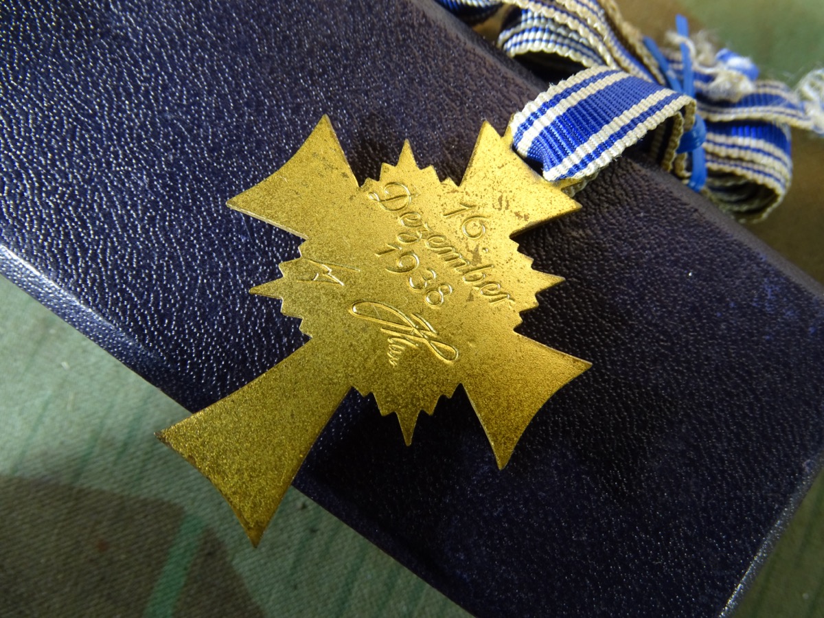Ehrenkreuz der deutschen Mutter 1 Stufe in Gold, m. Etui, langes Band,  Hst.: Deumer