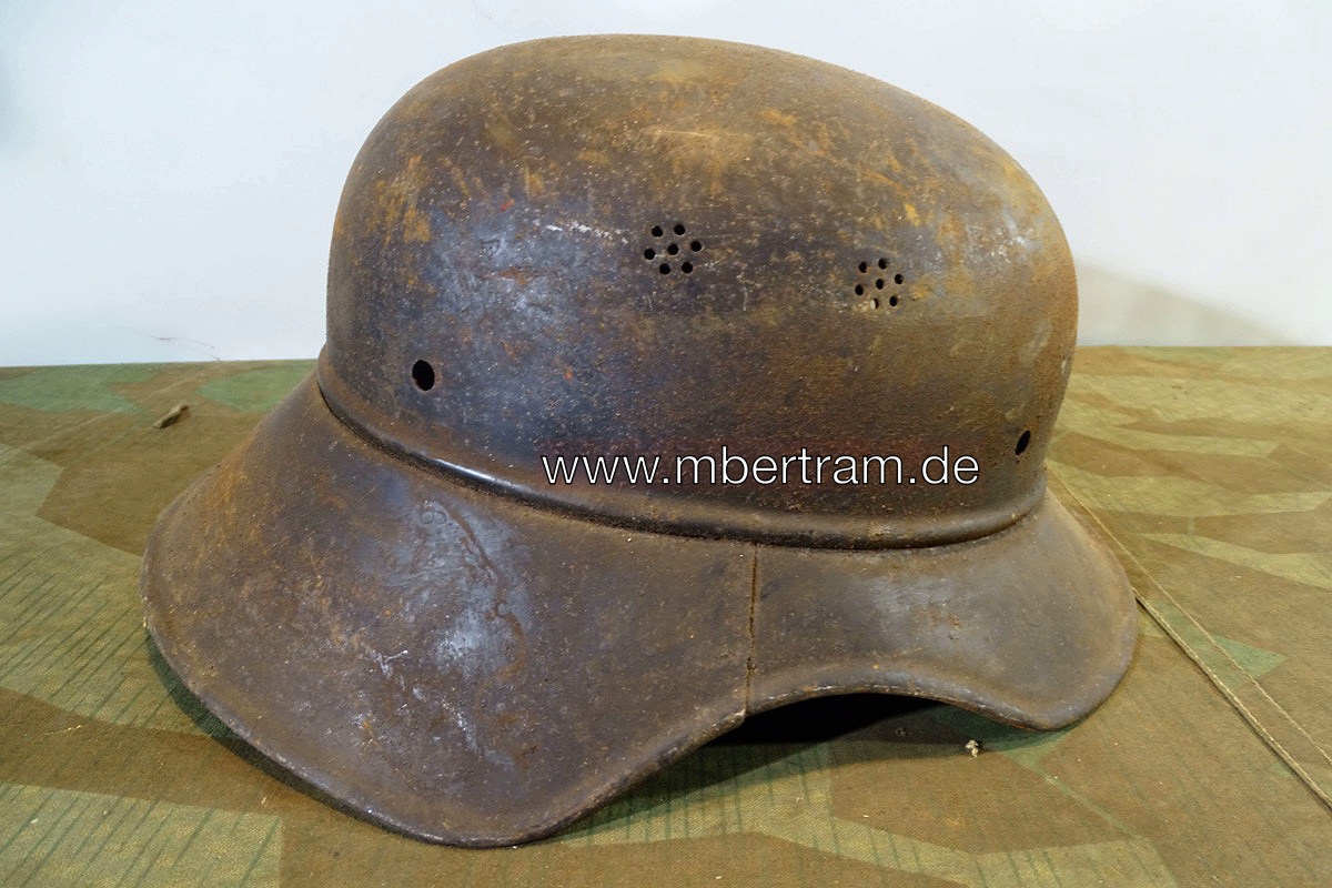 Luftschutz Helmglocke Gladiator Form, rauchgeschwärzt, mit Papierwappen