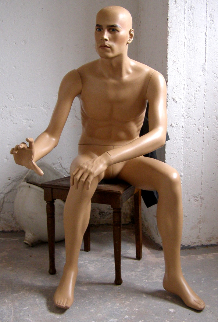 Schaufensterpuppe männlich, sitzend. Schlanke Figur