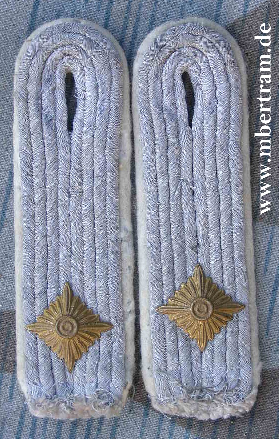 8846-1 Paar Schulterklappen, Oberleutnant, Infanterie, Feldbluse